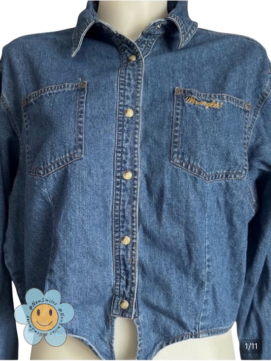 Wrangler Tops - Wrangler ~ Blue ~ Denim ~ Waist Length Shirt w/ Tie at Waist. Size Medium/Large.